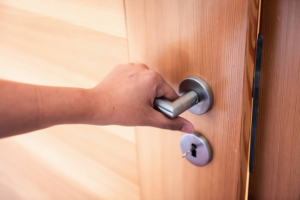 porte-en-bois-avec-poignée
